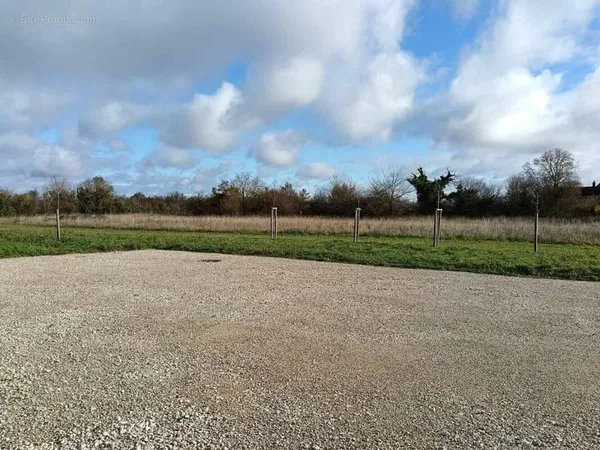 Terrain à bâtir de 762 m² à SAINT-SEVER-DE-SAINTONGE (17)