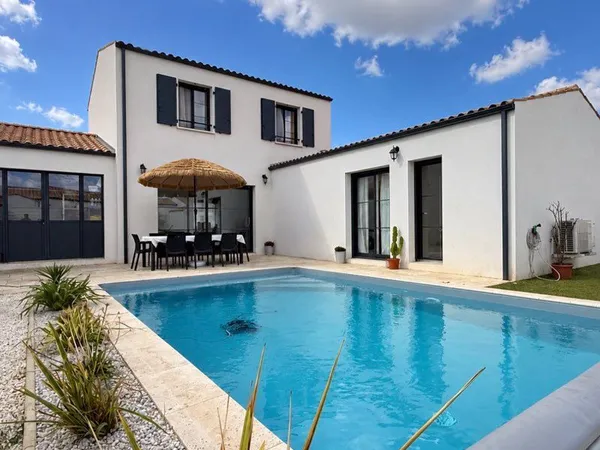 COUP DE CŒUR - Belle maison familiale 4 chambres avec piscine, patio et grand garage - Proche La Roc
