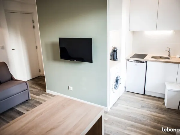 STUDIO MEUBLÉ RÉNOVÉ - PLACE FLORE - 25 m² - 590 TOUT COMPRIS