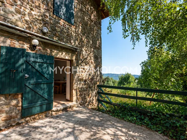 Vends propriété - 250 m² - 5 pièces, 3 chambres - Saint-Appolinard 42520