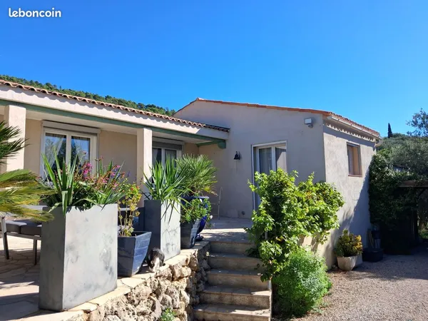 Rare à Claviers- villa 90 m2 entièrement rénovée , 2 à 3 chambres, jacuzzi, garage, 5 mn à pied du v