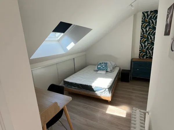 Belle chambre privée meublée dans grande maison