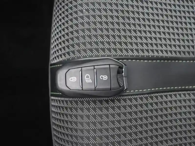 Peugeot 2008 e- 136ch gt line — photo 15