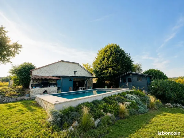 Maison en pierre avec piscine
