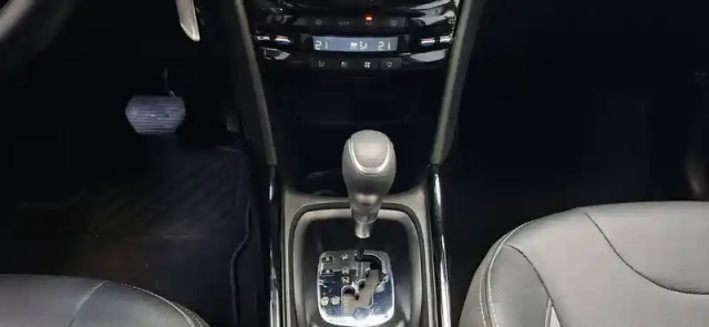 Peugeot 2008 1.2 puretech 110ch s&amp;s eat6 — photo 24