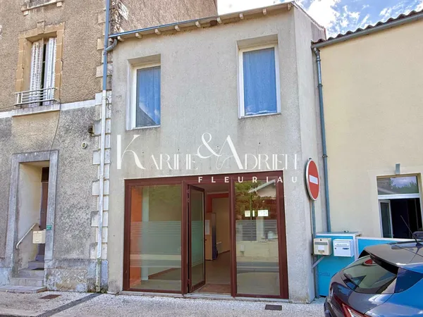 Beau potentiel pour ce bâtiment de bourg avec stationnements privatifs