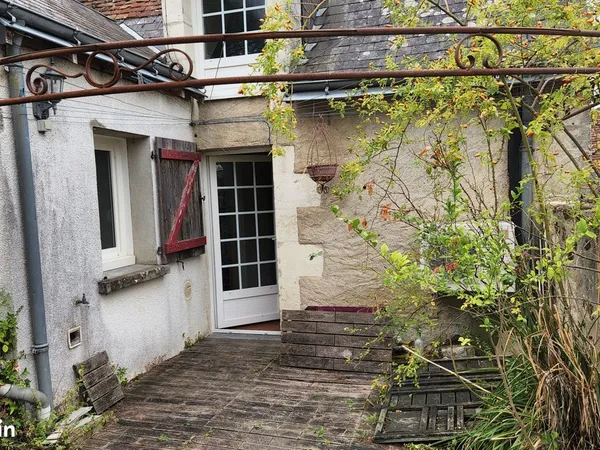 St Maure, Maison Ancienne, Atypique en partie Restaurée avec Grande Cave, Tours 20mn par le train