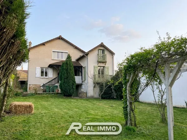 MAISON ANCIENNE AVEC GARAGE ET JARDIN