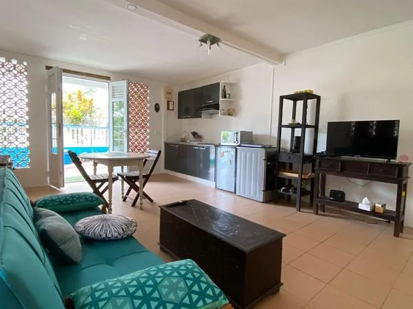 Description :Loue un charmant appartement de 2 pièces (T2) entièrement meublé en bas de villa, d'une