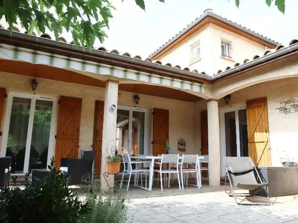 Villa sur un grand jardin avec double garage