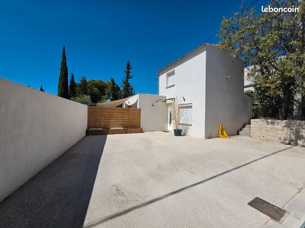 Maison entiérement renover a neuf de 72 m2 sur a terrain de 198m2 avec 1 chambre de 21 m2 a l etage 