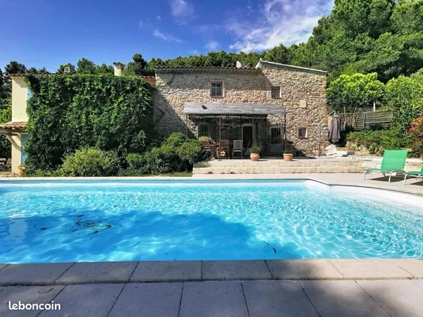 Authentique mas provençal avec beaucoup de cachet