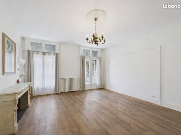 Grand bureau 34 m² - Montpellier Écusson - Tout inclus