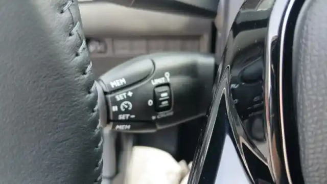 Peugeot 208 hybrid 110 ch e-dcs6 — photo 17