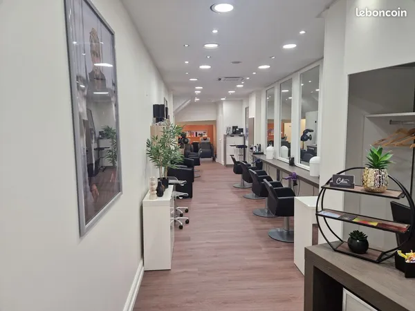Salon de coiffure 80 m² - Centre-ville - 6 postes - 2 bacs massants