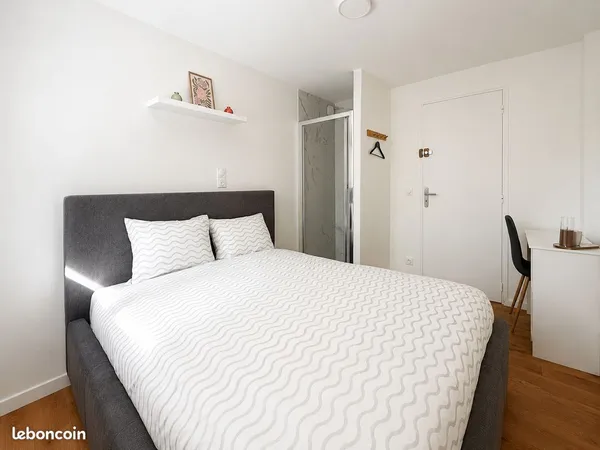 Chambre meublée avec salle d'eau et toilettes privatives, proche du T4 et du RER E