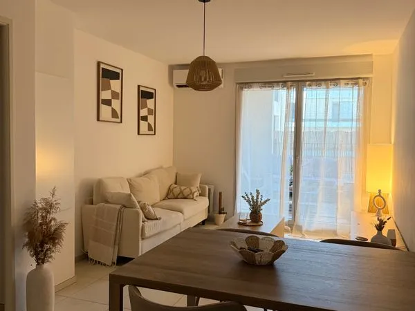 à louer - t2 de 42 m² à trets avec balcon, climatisation et parking en sous-sol