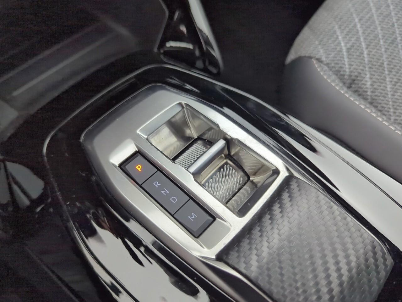 Peugeot 2008 hybrid 145 ch e-dcs6 allure — photo 27