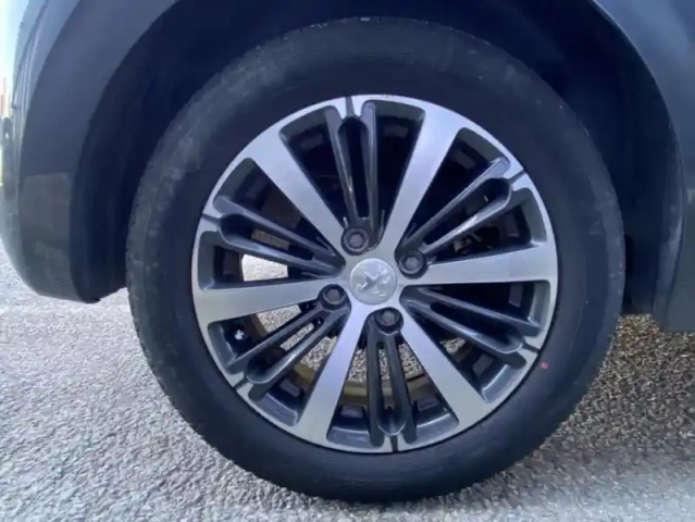 Peugeot 208 1.2 puretech 82 allure — photo 28