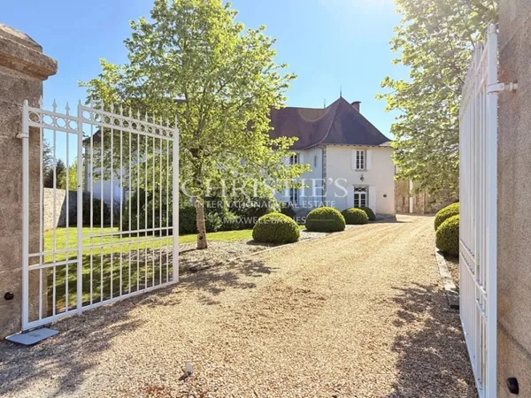 Demeure de caractère avec cour intérieure et parc - authenticité