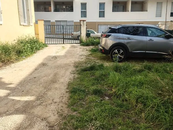 Une place de parking a saint jean