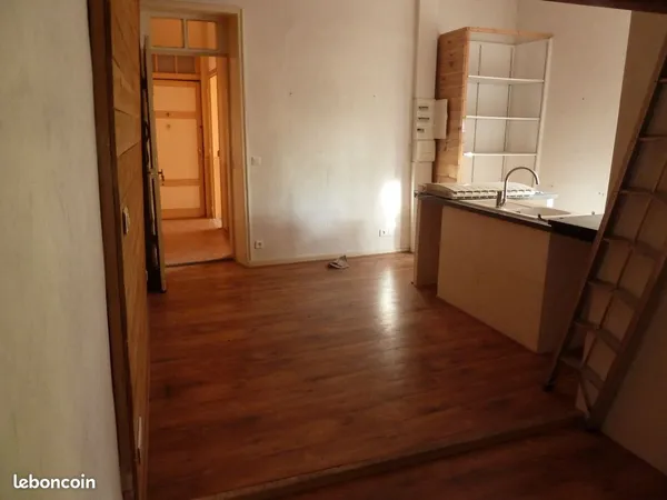 Studio avec mezzanine proche mairie de Anse