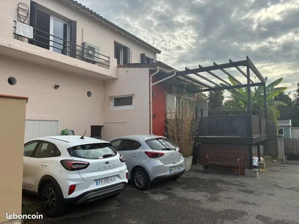 Maison mitoyenne avec garage, jardin et panneaux solaires