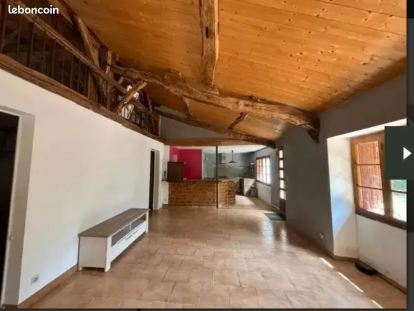 Maison meublée 120m² - 3 ch. Dont 1 au RDC - Terrain 4000m² avec mare - Animaux OK - DPE D - 750