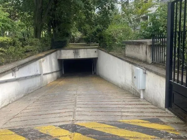 Place de parking en sous-sol, grand gabarit, accès par bip - Neuilly, rue Puvis de Chavannes
