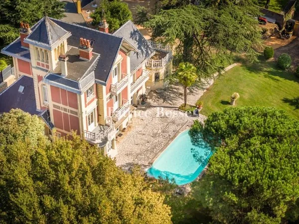 Dans la commune de Saint-Gaudens, à 1 h des pistes de ski et de Toulouse, une maison de ville du déb