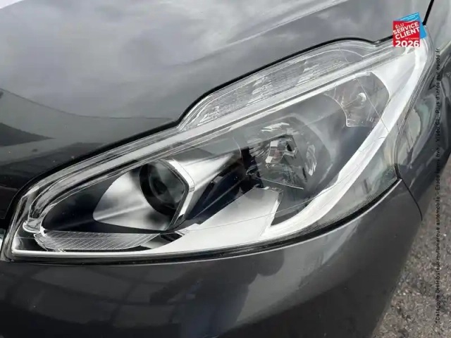 Peugeot 208 1.5 bluehdi 100ch e6.c signature bvm5 86g 5p — photo 13