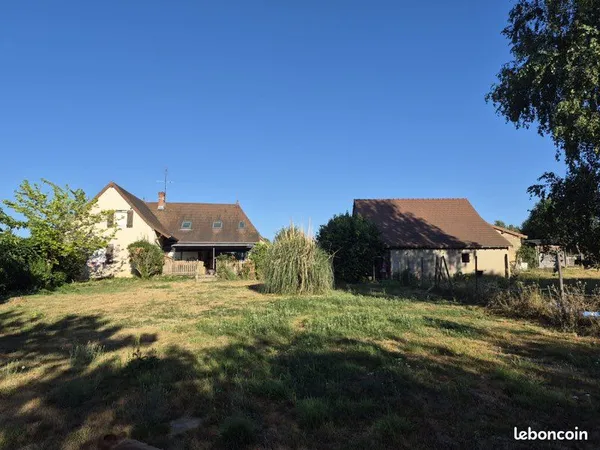 Maison avec dépendance, grange et terrain de 8 000 m²