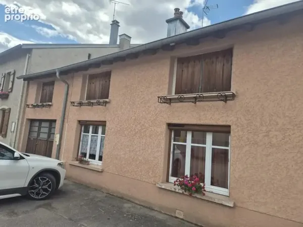 A VENDRE - Maison mitoyenne de 110 m² avec garage, dépendances, terrasse et jardin à Regney