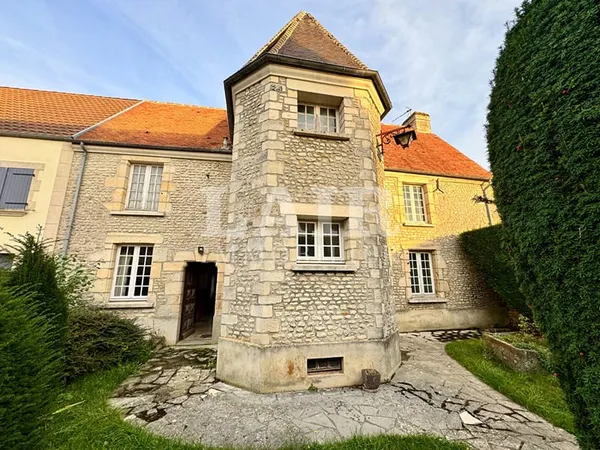 Maison en pierre avec tour du XVIII -ème siècle