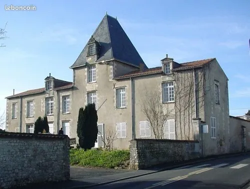 F2 rénové dans château