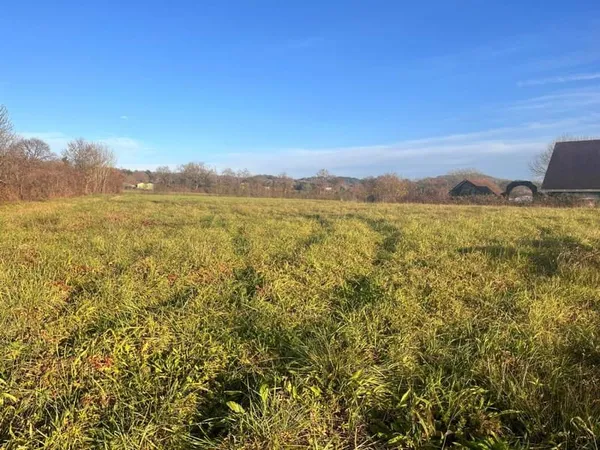Terrain constructible de 1416 m2 à Urdès