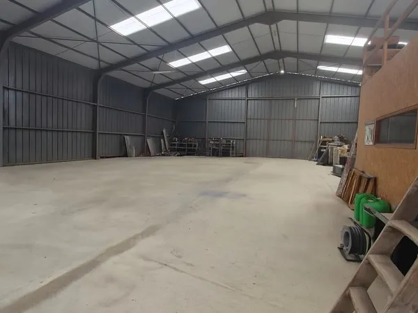 VANNES EST - Local d'activités ISOLÉ de 500 m²