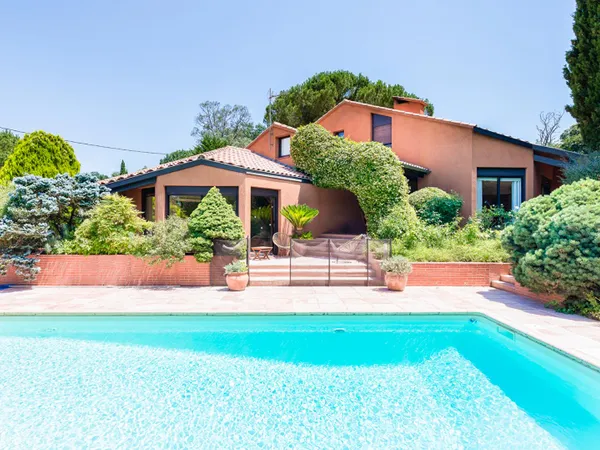Maison d'architecte, piscine et jardin bucolique,