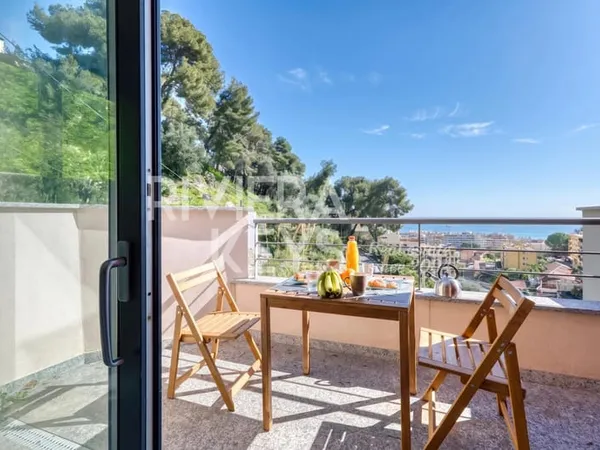 ROQUEBRUNE-CAP-MARTIN - DUPLEX EN DERNIER ÉTAGE EXPOSÉ SUD AVEC VUE MER, PISCINE ET PARKING PRIVATIF