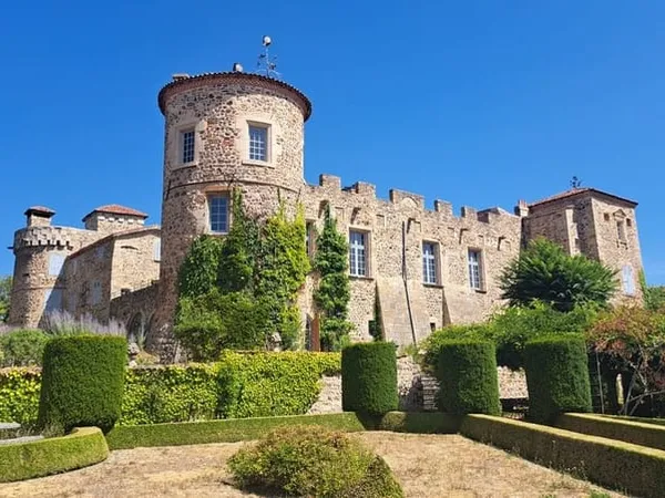 Domaine de 79 ha avec château, deux maisons et dépendances