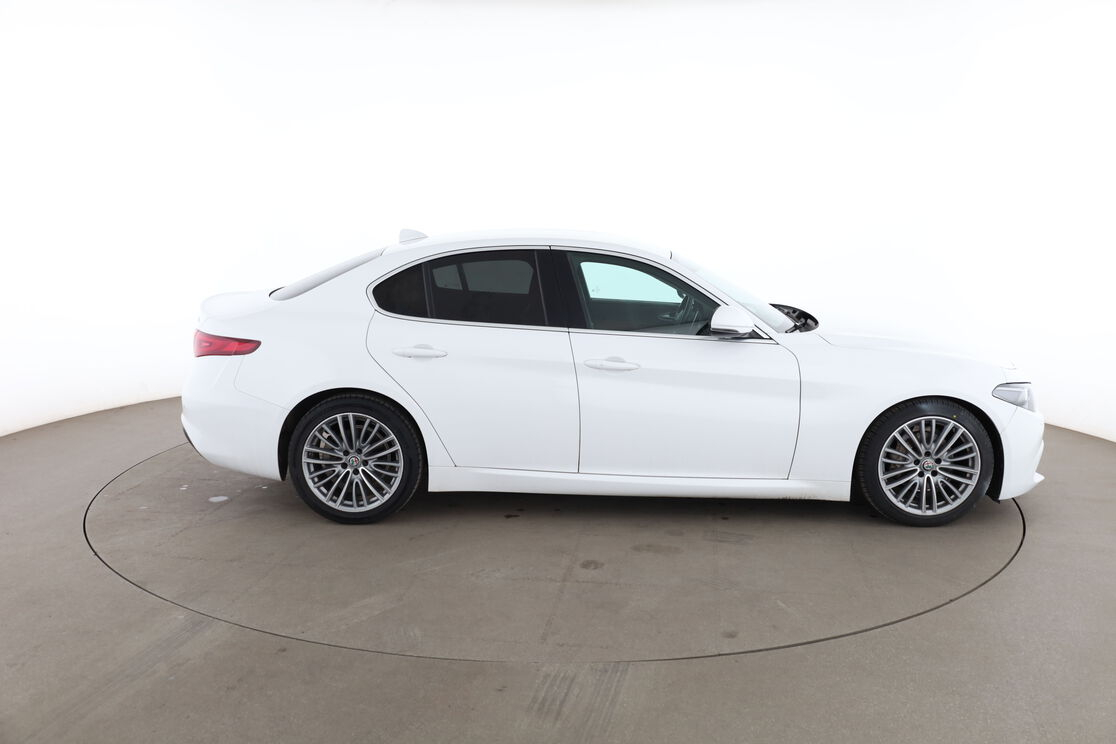 Alfa Romeo Giulia 2.2 Lusso AT8 — photo 6
