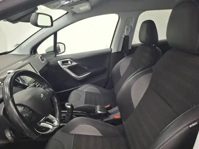 Peugeot 2008 1.2 puretech 110ch s&amp;s bvm5 — photo 37
