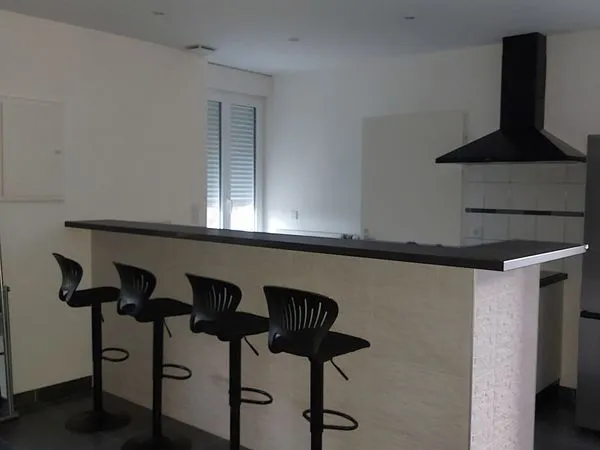F2 meublé - 50 m² - Lumineux - Stationnement privé