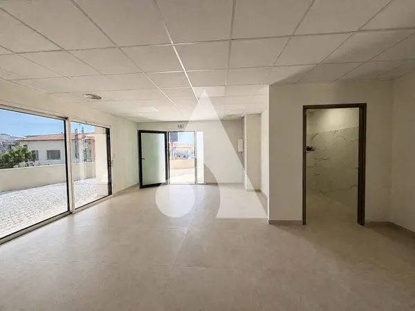 VAILHAUQUÈS - LOCAL PROFESSIONNEL NEUF DE 90 M², PMR ET CLIMATISÉ