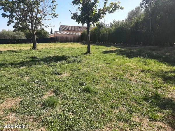 Superbe terrain viabilisé, au calme, pour une ou deux villas