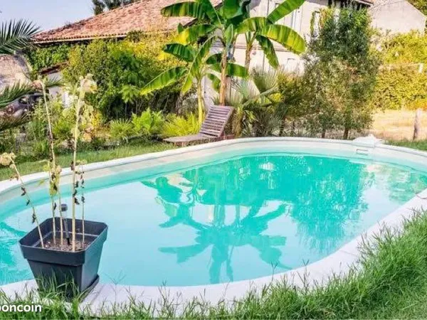 Près Coutras joli STUDIO MEUBLÉ 35 m2 donnant sur grand jardin avec piscine
