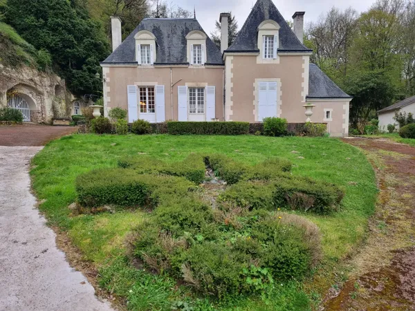 MANOIR D'EXCEPTION ET SES SOMPTUEUSES CAVES
