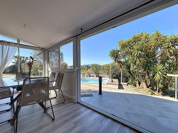 Maison avec dépendances et piscine