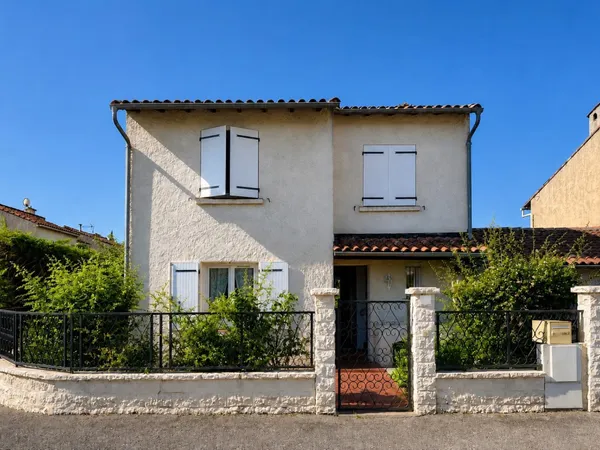 **LE MUY - MAISON 3 PIÈCES AVEC JARDIN, GARAGE ET FORT POTENTIEL D'AMÉNAGEMENT**