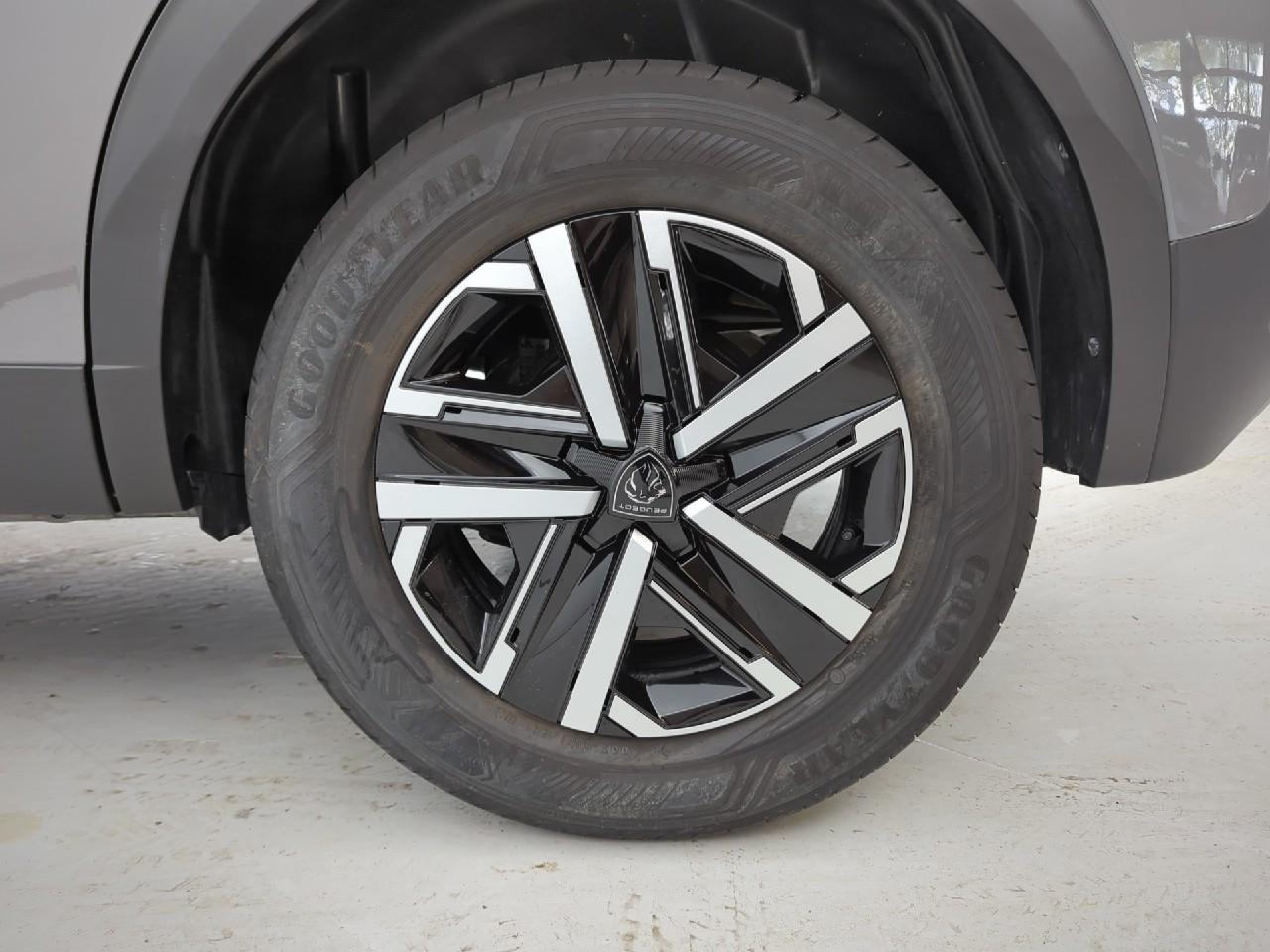 Peugeot 2008 puretech 100 s&s bvm6 active — photo 11